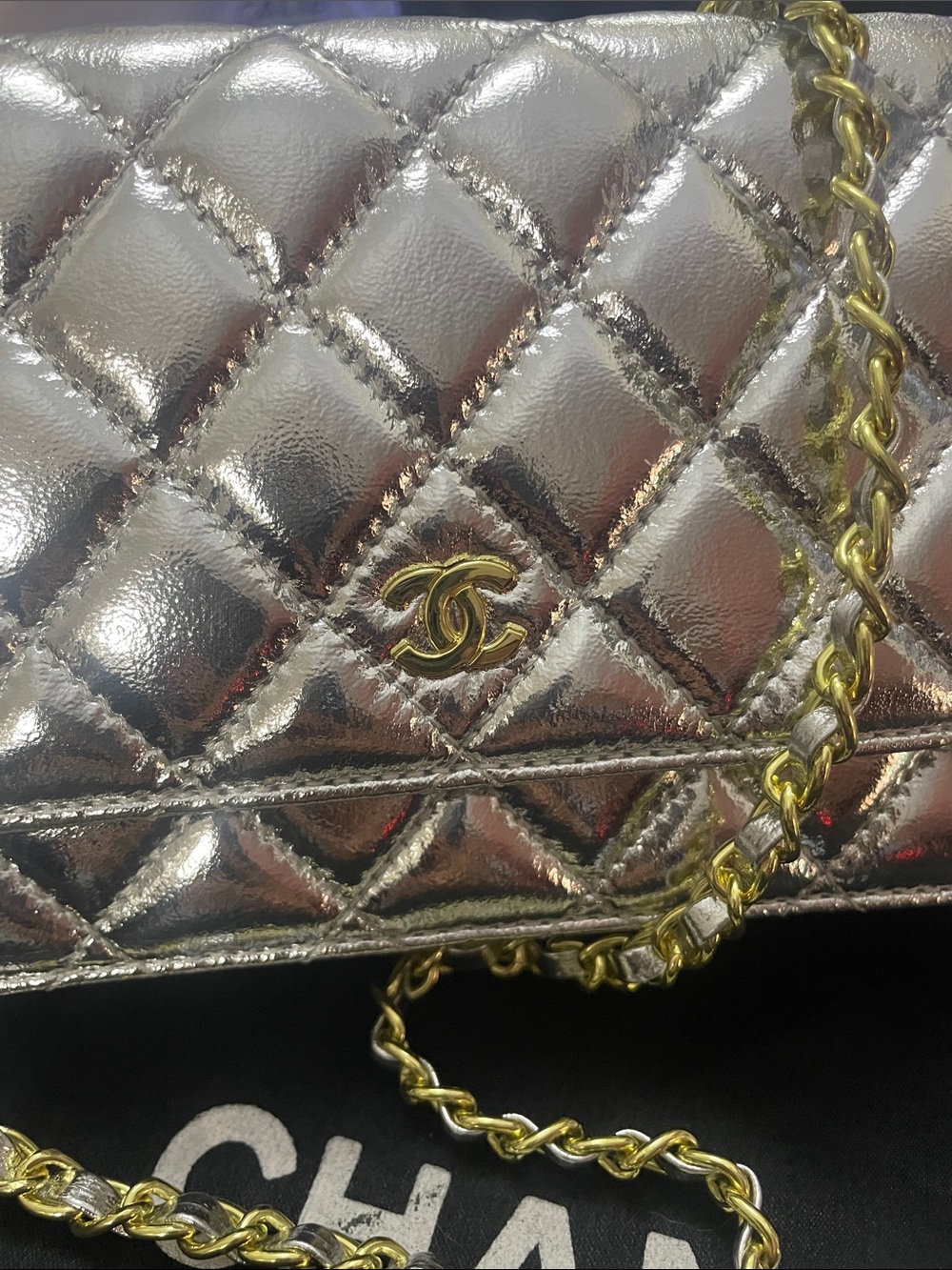 😍🔥 Chanel Metallic Silver & Gold OR red Quilted Crossbody Bag. Vegan leather - Picture 4 of 14